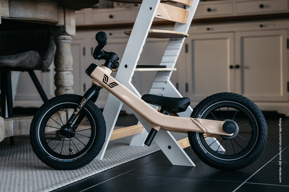 loopfiets retro beige in keuken