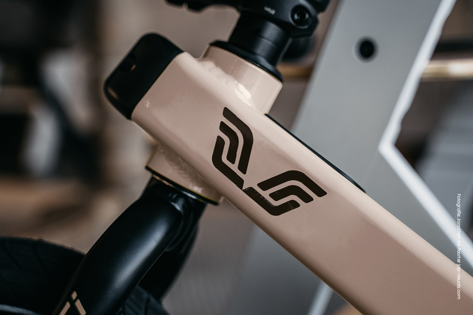 loopfiets retro beige logo vici